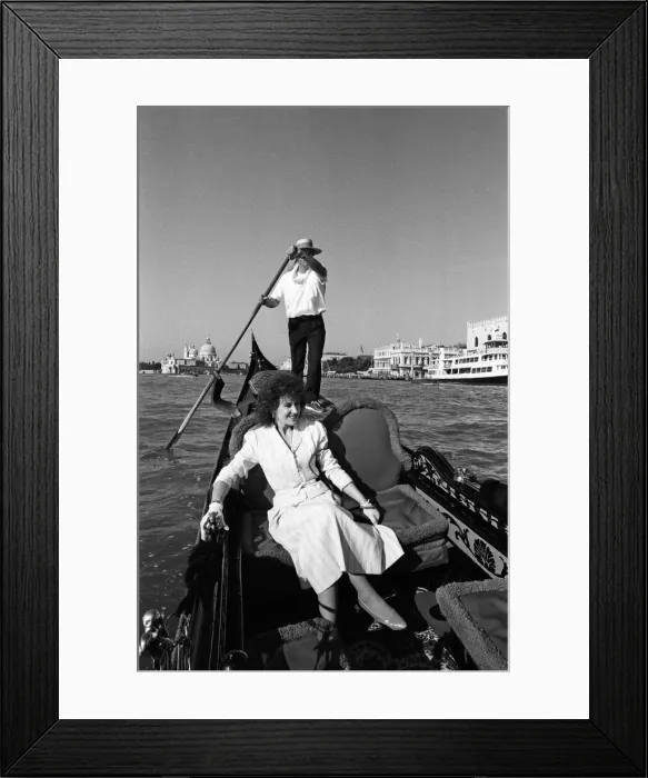 Framed Print : EastEnders star Anita Dobson, as Angie Watts, filming in Venice, Italy Framed Print : EastEnders star Anita Dobson, as Angie Watts, filming in Venice, Italy