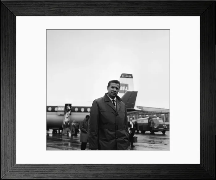 Framed Print : Lev Yashin, Dynamo Moscow and Soviet Union Goalkeeper arrives at Manchester Ringway Framed Print : Lev Yashin, Dynamo Moscow and Soviet Union Goalkeeper arrives at Manchester Ringway