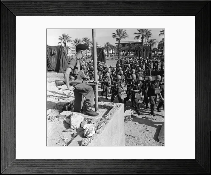 Framed Print : Suez Crisis 1956 Sapper R Griffen of Cardiff stands guard with his Bren gun as