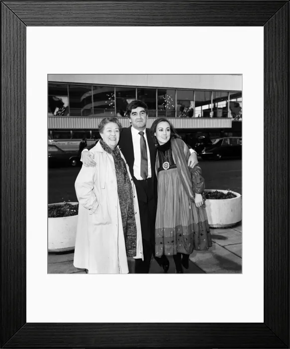 Framed Print : Derek Nimmo with Peggy Mount (left) and Paula Wilcox leaving Heathrow Airport for Framed Print : Derek Nimmo with Peggy Mount (left) and Paula Wilcox leaving Heathrow Airport for