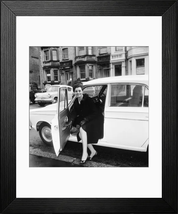 Framed Print : Eunice Gayson, British actress arrives at Hove Court, where she is charged with a minor Framed Print : Eunice Gayson, British actress arrives at Hove Court, where she is charged with a minor