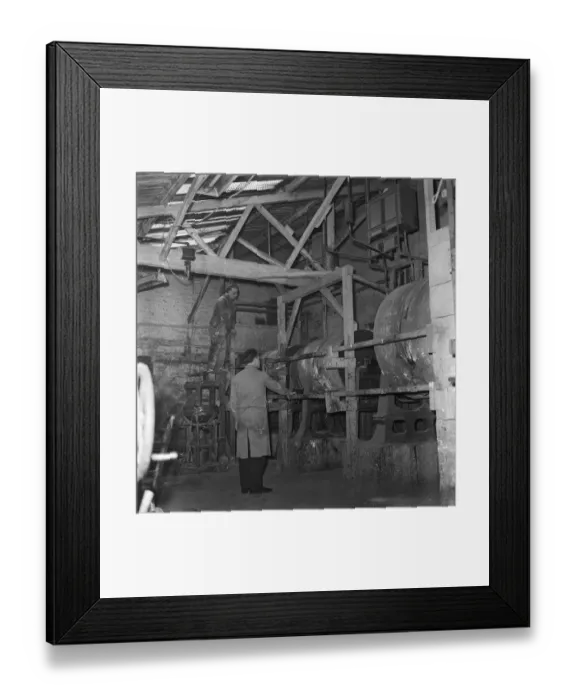 Framed Print : Painting being manufactured at the Beardill Victoria Works in The Wells Road, Nottingham