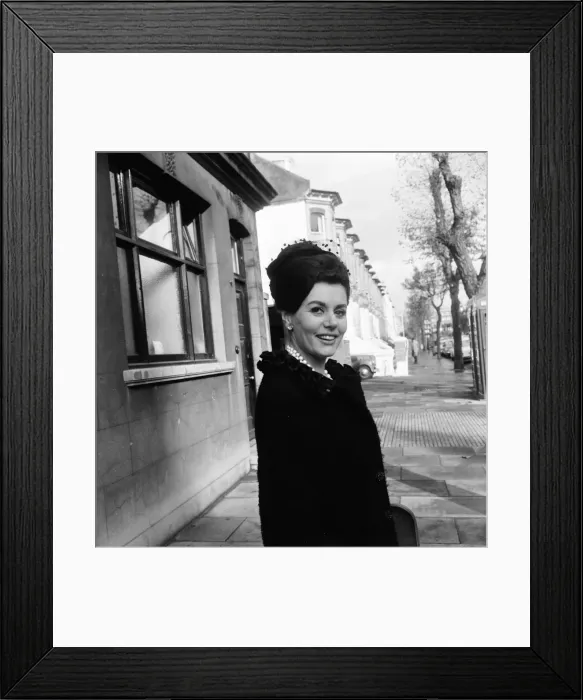 Framed Print : Eunice Gayson, British actress arrives at Hove Court, where she is charged with a minor Framed Print : Eunice Gayson, British actress arrives at Hove Court, where she is charged with a minor