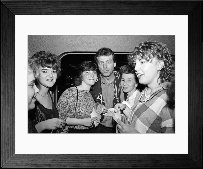 Framed Print : Leslie Grantham meets fans at Zhivagos Nightclub, Nottingham. 14th June 1986 Framed Print : Leslie Grantham meets fans at Zhivagos Nightclub, Nottingham. 14th June 1986