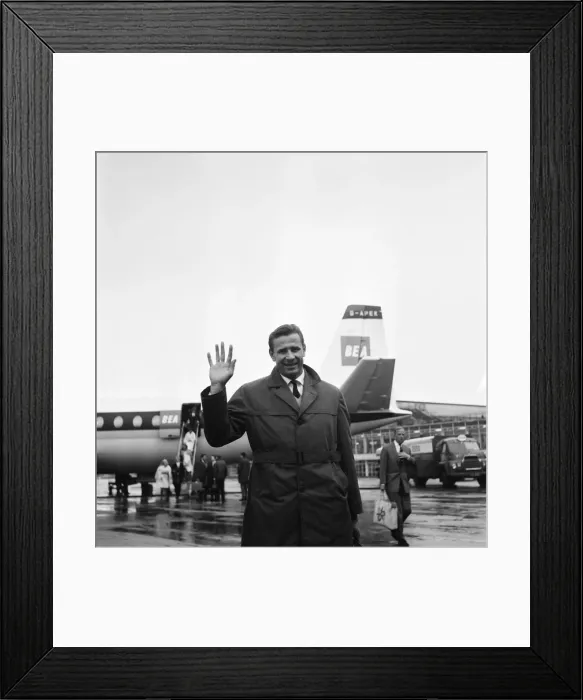 Framed Print : Lev Yashin, Dynamo Moscow and Soviet Union Goalkeeper arrives at Manchester Ringway