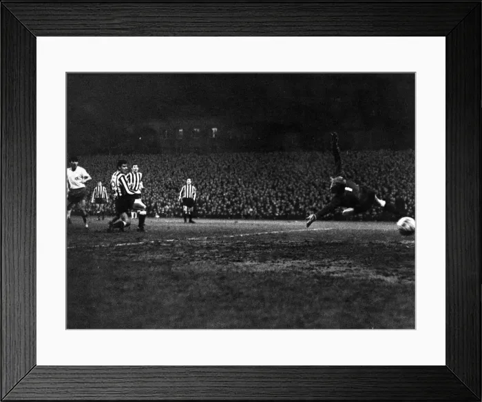 Framed Print : Newcastle United 2- 1 Real Zaragoza, Inter-Cities Fairs Cup 3rd round 2nd leg held at St Framed Print : Newcastle United 2- 1 Real Zaragoza, Inter-Cities Fairs Cup 3rd round 2nd leg held at St