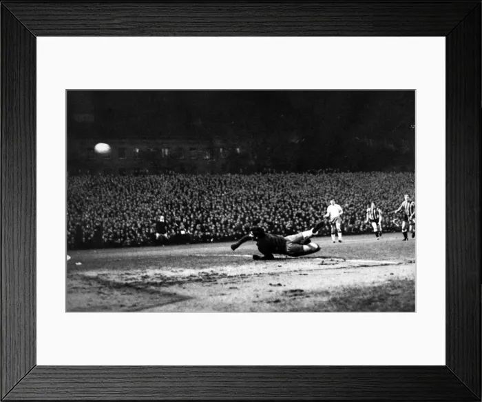 Framed Print : Newcastle United 2- 1 Real Zaragoza, Inter-Cities Fairs Cup 3rd round 2nd leg held at St Framed Print : Newcastle United 2- 1 Real Zaragoza, Inter-Cities Fairs Cup 3rd round 2nd leg held at St