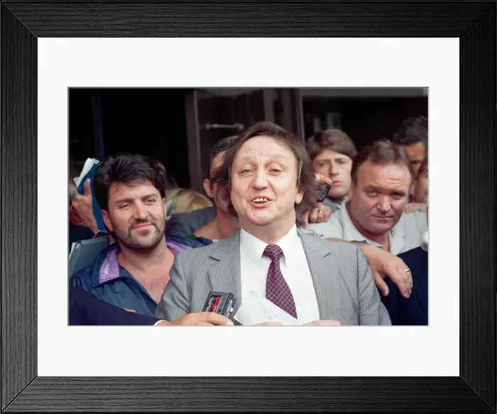 Framed Print : Comedian Ken Dodd after being acquitted of tax evasion charges. Liverpool Crown Court