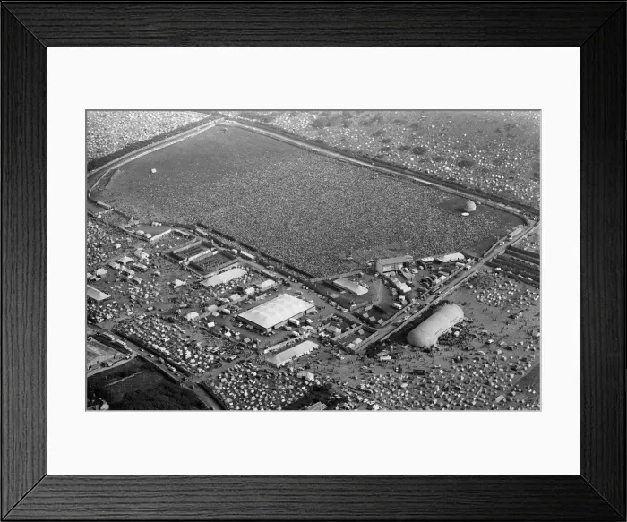 Framed Print : An aerial view of the 120, 000 pop fans massed together at Freshwater on the Isle of Wight