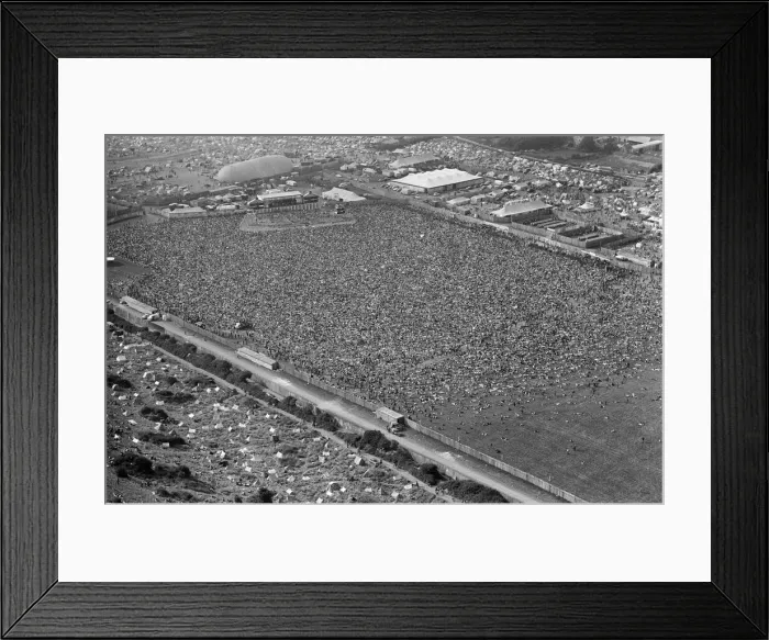 Framed Print : An aerial view of the 120, 000 pop fans massed together at Freshwater on the Isle of Wight Framed Print : An aerial view of the 120, 000 pop fans massed together at Freshwater on the Isle of Wight