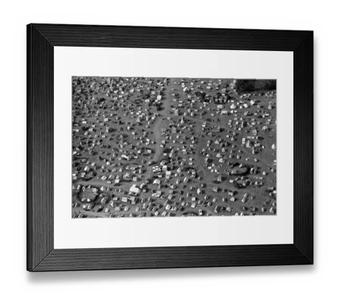 Framed Print : An aerial view of the 120, 000 pop fans massed together at Freshwater on the Isle of Wight