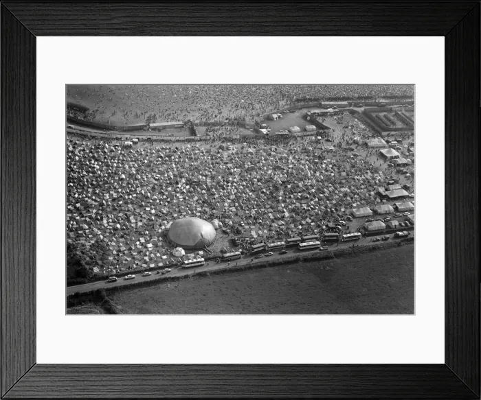 Framed Print : An aerial view of the 120, 000 pop fans massed together at Freshwater on the Isle of Wight