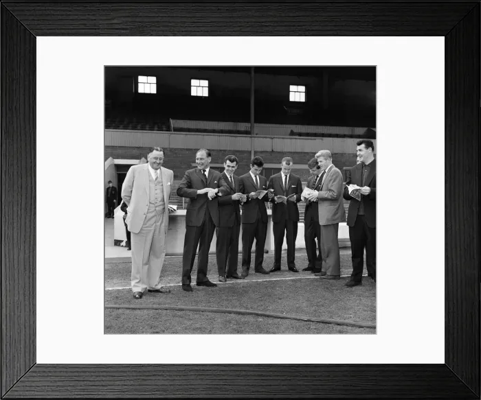 Framed Print : The Burnley football team left their home town by coach Framed Print : The Burnley football team left their home town by coach