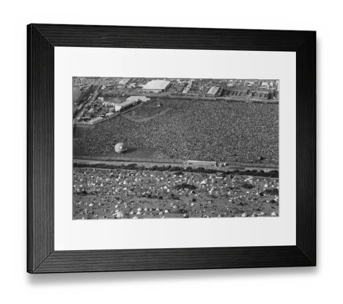 Framed Print : An aerial view of the 120, 000 pop fans massed together at Freshwater on the Isle of Wight