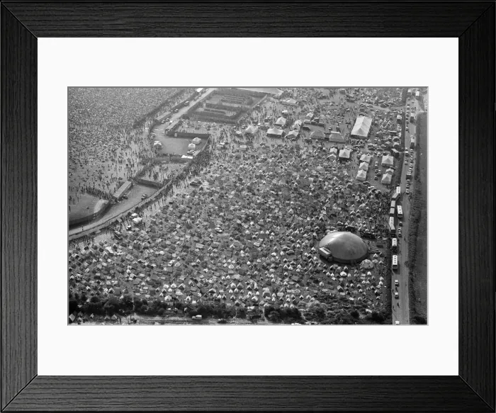 Framed Print : An aerial view of the 120, 000 pop fans massed together at Freshwater on the Isle of Wight