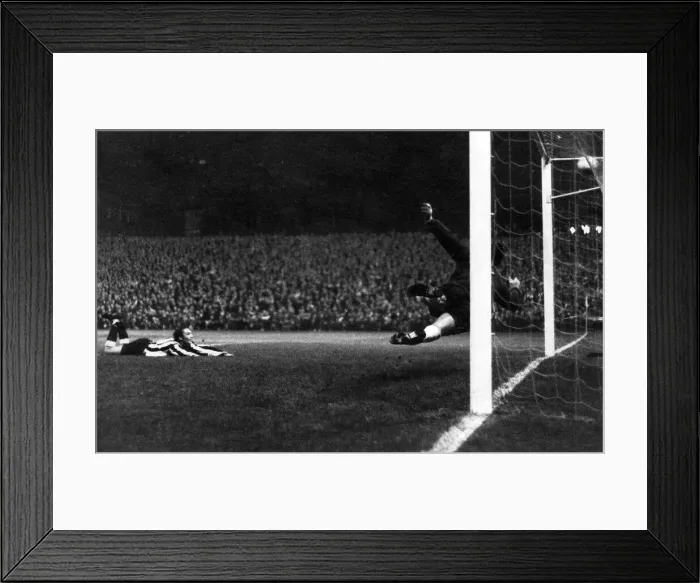 Framed Print : Newcastle United 4 - 0 Feyenoord, Inter-Cities Fairs Cup 1st round 1st leg held at St Framed Print : Newcastle United 4 - 0 Feyenoord, Inter-Cities Fairs Cup 1st round 1st leg held at St