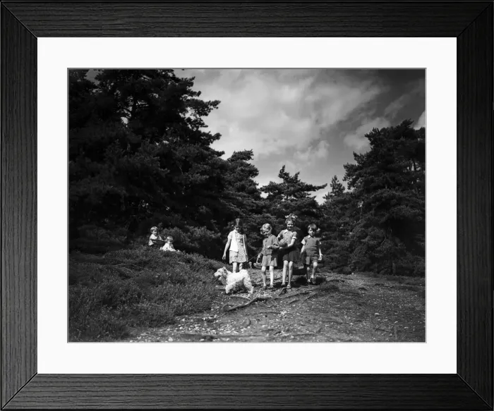 Framed Print : Children walking through the countryside. Circa 1940