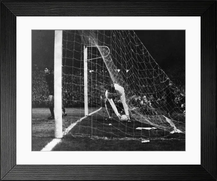Framed Print : Newcastle United 1-0 Sporting Lisbon, Inter-Cities Fairs Cup Second Round, 2nd Leg Framed Print : Newcastle United 1-0 Sporting Lisbon, Inter-Cities Fairs Cup Second Round, 2nd Leg