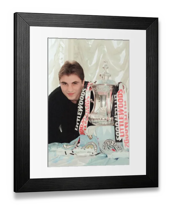 Framed Print : Georgi Kinkladze, Manchester City midfielder, photocall with The FA Cup sponsored by