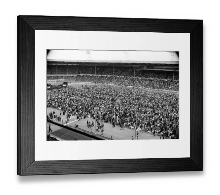 Framed Print : The audience at the Spree 73, a major Christian festival at Wembley Arena, London