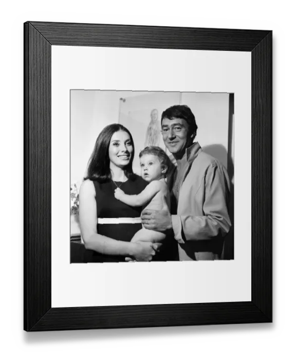 Framed Print : Hairstylist Vidal Sassoon, his wife Beverly and their one year old daughter Catya Framed Print : Hairstylist Vidal Sassoon, his wife Beverly and their one year old daughter Catya