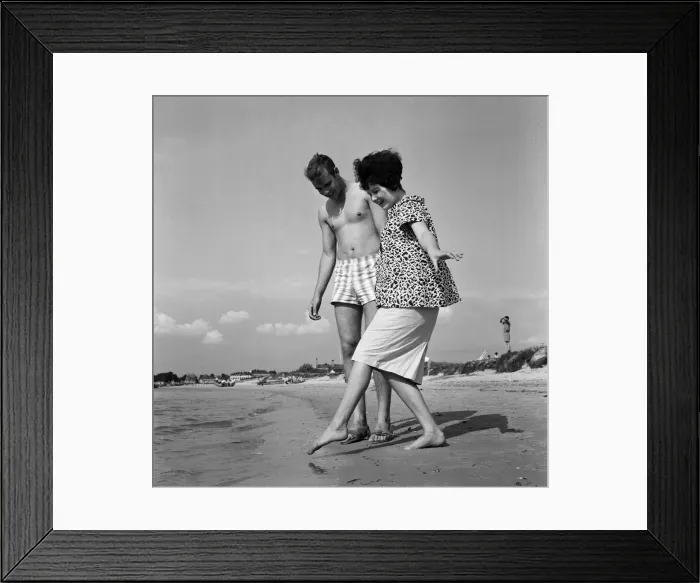 Framed Print : Pop singer Marty Wilde and his 19-year-old wife Joyce on the beach at Shell Bay, Dorset Framed Print : Pop singer Marty Wilde and his 19-year-old wife Joyce on the beach at Shell Bay, Dorset