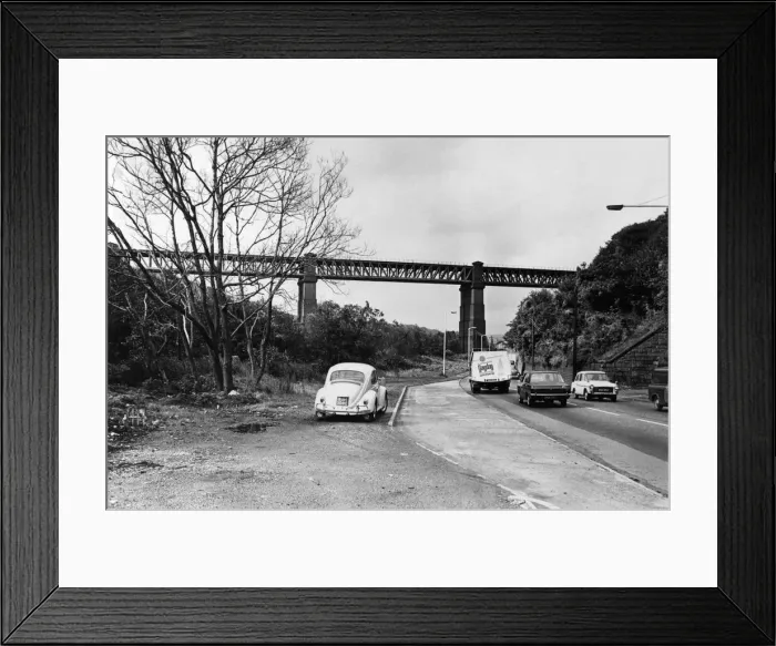 Framed Print : Walnut Tree Viaduct, a railway viaduct located above the southern edge of the village of