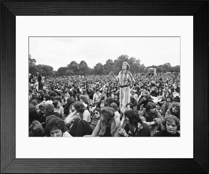 Framed Print : Picture shows the huge audience at London Hyde Park for a concert by Don Mclean - America Framed Print : Picture shows the huge audience at London Hyde Park for a concert by Don Mclean - America