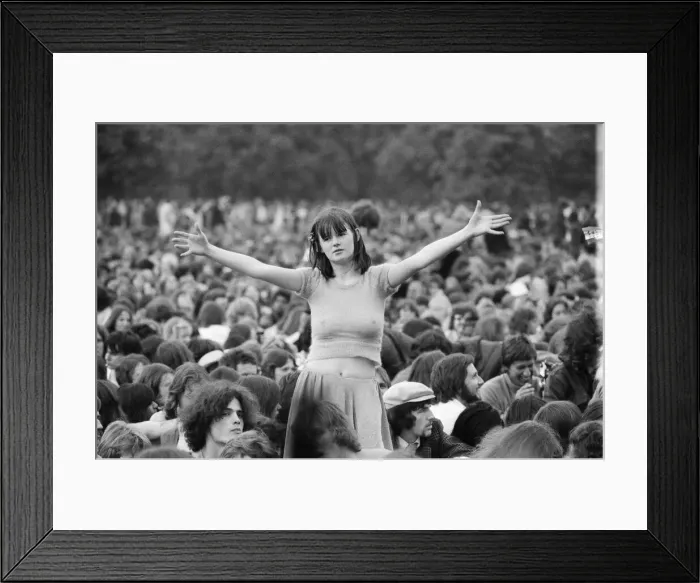 Framed Print : Picture shows the huge audience at London Hyde Park for a concert by Don Mclean - America