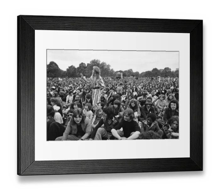 Framed Print : Picture shows the huge audience at London Hyde Park for a concert by Don Mclean - America
