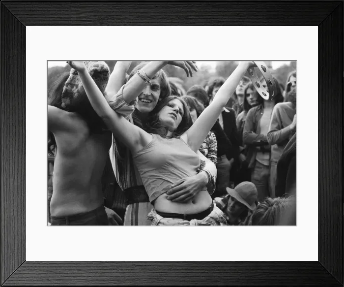 Framed Print : Picture shows the huge audience at London Hyde Park for a concert by Don Mclean - America