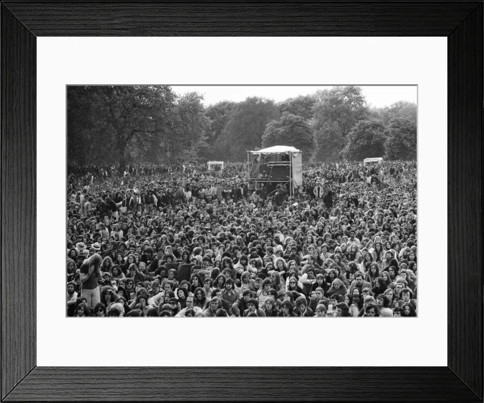 Framed Print : Picture shows the huge audience at London Hyde Park for a concert by Don Mclean - America