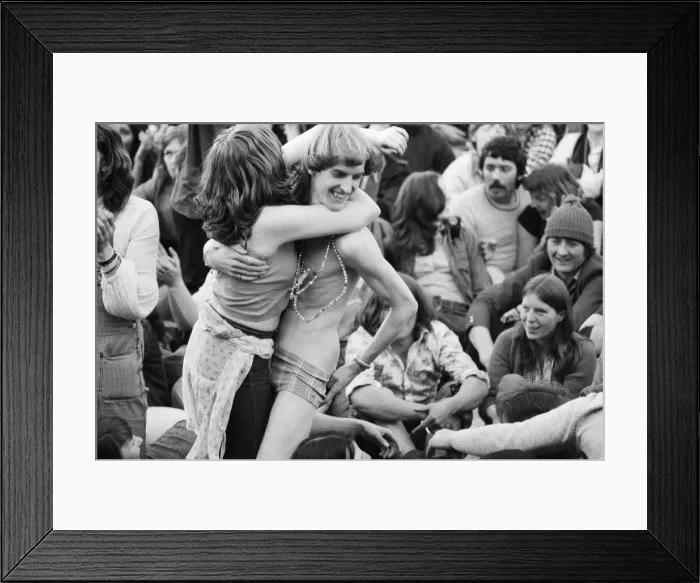 Framed Print : Picture shows the huge audience at London Hyde Park for a concert by Don Mclean - America Framed Print : Picture shows the huge audience at London Hyde Park for a concert by Don Mclean - America