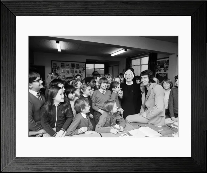 Framed Print : Kevin Keegan, the England and Liverpool football idol, returns to his old school Framed Print : Kevin Keegan, the England and Liverpool football idol, returns to his old school