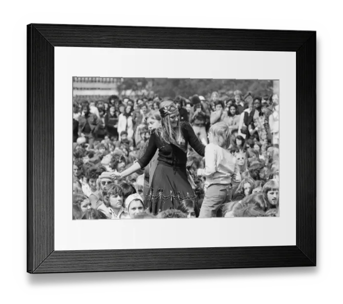 Framed Print : Picture shows the huge audience at London Hyde Park for a concert by Don Mclean - America