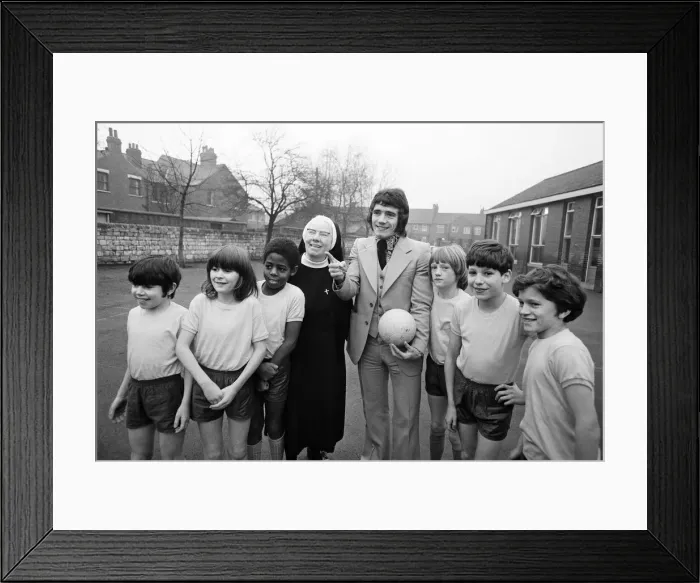 Framed Print : Kevin Keegan, the England and Liverpool football idol, returns to his old school Framed Print : Kevin Keegan, the England and Liverpool football idol, returns to his old school
