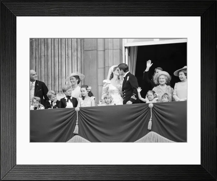 Framed Print : Sarah Ferguson marries Prince Andrew. The couple pictured after the wedding Framed Print : Sarah Ferguson marries Prince Andrew. The couple pictured after the wedding