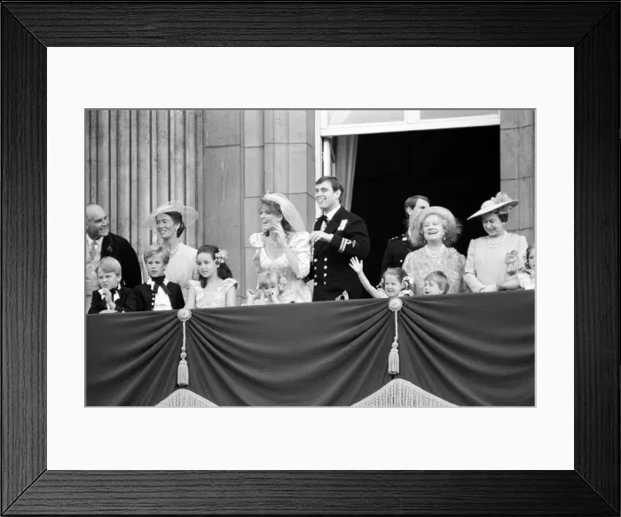 Framed Print : Sarah Ferguson marries Prince Andrew. The couple pictured after the wedding Framed Print : Sarah Ferguson marries Prince Andrew. The couple pictured after the wedding