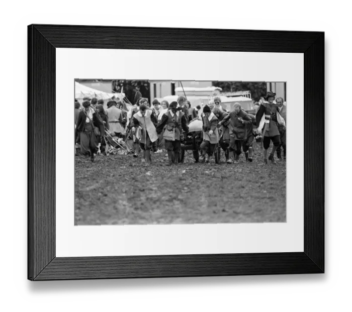 Framed Print : The Sealed Knot Society re-enactment of the Battle of Edgehill at Kineton, Warwickshire Framed Print : The Sealed Knot Society re-enactment of the Battle of Edgehill at Kineton, Warwickshire