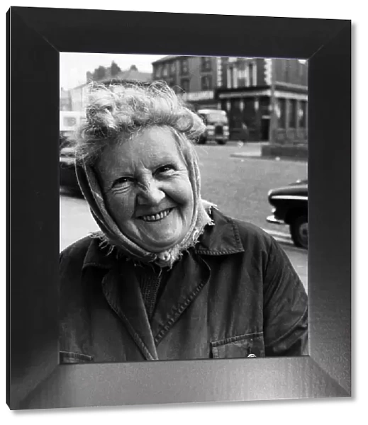 Mrs Ann Fenton shopping on Scotland Road, Liverpool. 20th October 1970