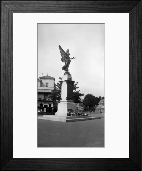 Framed Print : The war memorial in Eastbourne, East Sussex, 1921. Tyrell Collection Framed Print : The war memorial in Eastbourne, East Sussex, 1921. Tyrell Collection