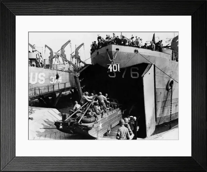 Framed Print : American amphibious troops move into a Landing Craft with their ducks Framed Print : American amphibious troops move into a Landing Craft with their ducks