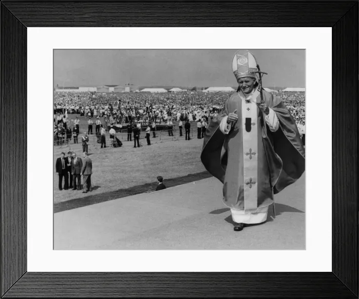 Framed Print : Pope John Paull IIs visit to Coventry. The Pope moves across the giant dais as Framed Print : Pope John Paull IIs visit to Coventry. The Pope moves across the giant dais as