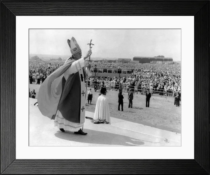 Framed Print : Pope John Paull IIs visit to Coventry. The Pope moves across the giant dais as Framed Print : Pope John Paull IIs visit to Coventry. The Pope moves across the giant dais as