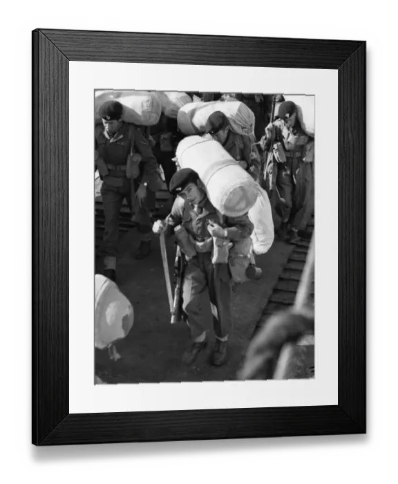 Framed Print : Suez Crisis 1956 850 soldiers of the 1st Bt Royal Fussiliers preparing to embark Framed Print : Suez Crisis 1956 850 soldiers of the 1st Bt Royal Fussiliers preparing to embark