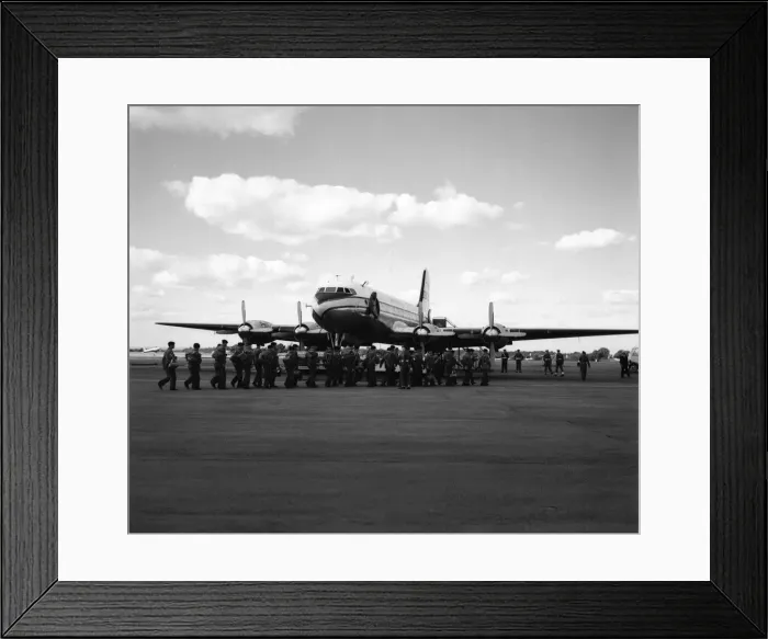 Framed Print : Suez Crsis 1956 25 Grenadier Guards and 35 men of the Duke of Wellington Regiment