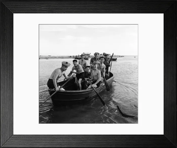 Framed Print : Suez Crisis 1956 Men of the Argyll and Sutherland Highlanders heading out into Framed Print : Suez Crisis 1956 Men of the Argyll and Sutherland Highlanders heading out into