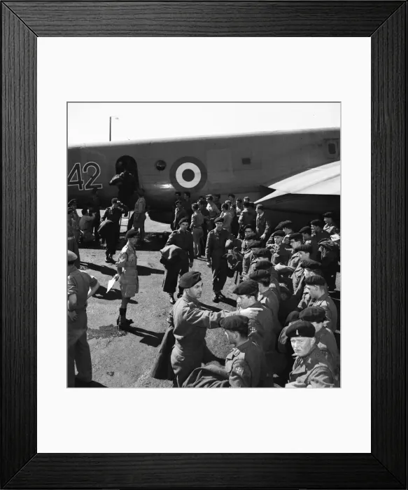 Framed Print : Suez Crisis 1956 Soldiers arrive in Cyprus from Britain Framed Print : Suez Crisis 1956 Soldiers arrive in Cyprus from Britain