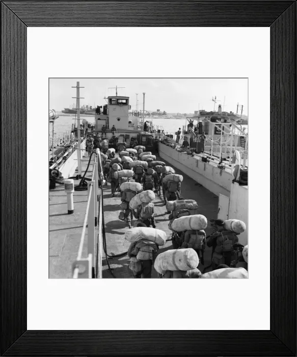 Framed Print : Suez Crisis 1956 850 soldiers of the 1st Bt Royal Fussiliers preparing to embark Framed Print : Suez Crisis 1956 850 soldiers of the 1st Bt Royal Fussiliers preparing to embark