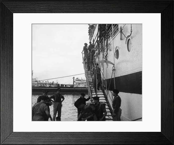 Framed Print : Suez Crisis 1956 British coming ashore in Port Said (date may be incorrect)